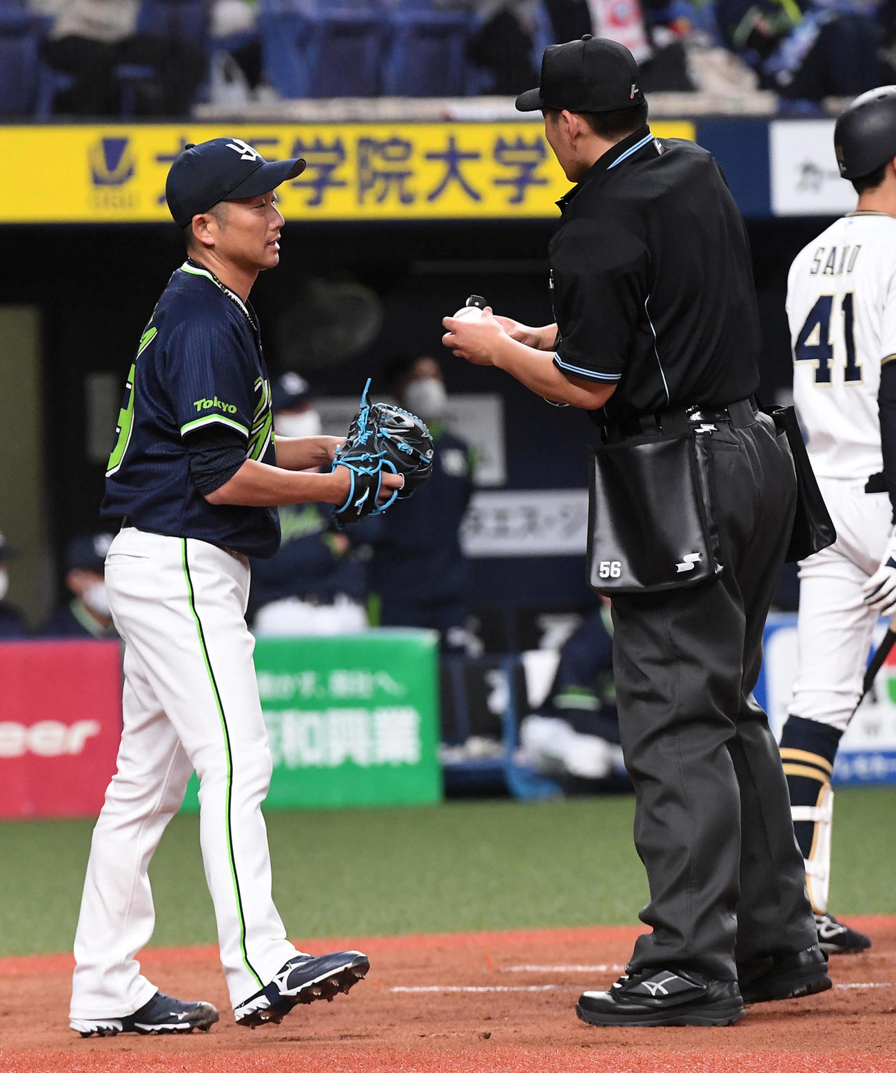 太田に右適時三塁打を打たれがっくりする石川（撮影・前岡正明）
