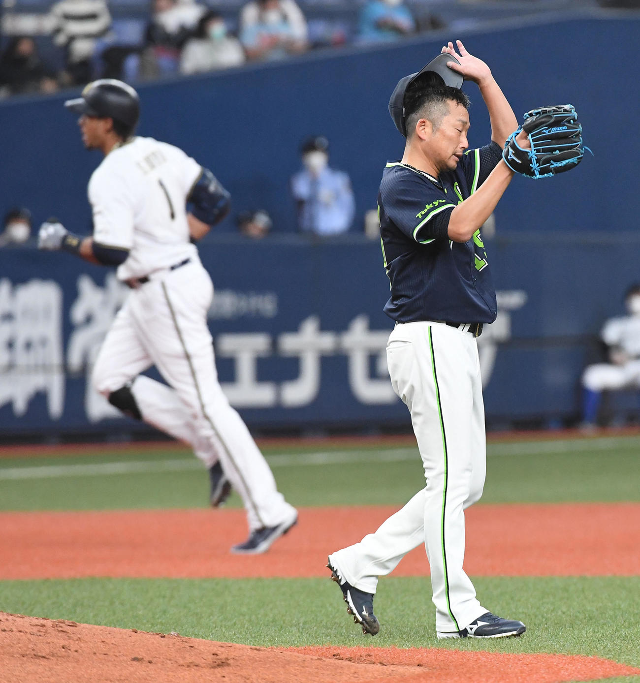 モヤに中越え2点本塁打を打たれがっくりする石川（撮影・前岡正明）