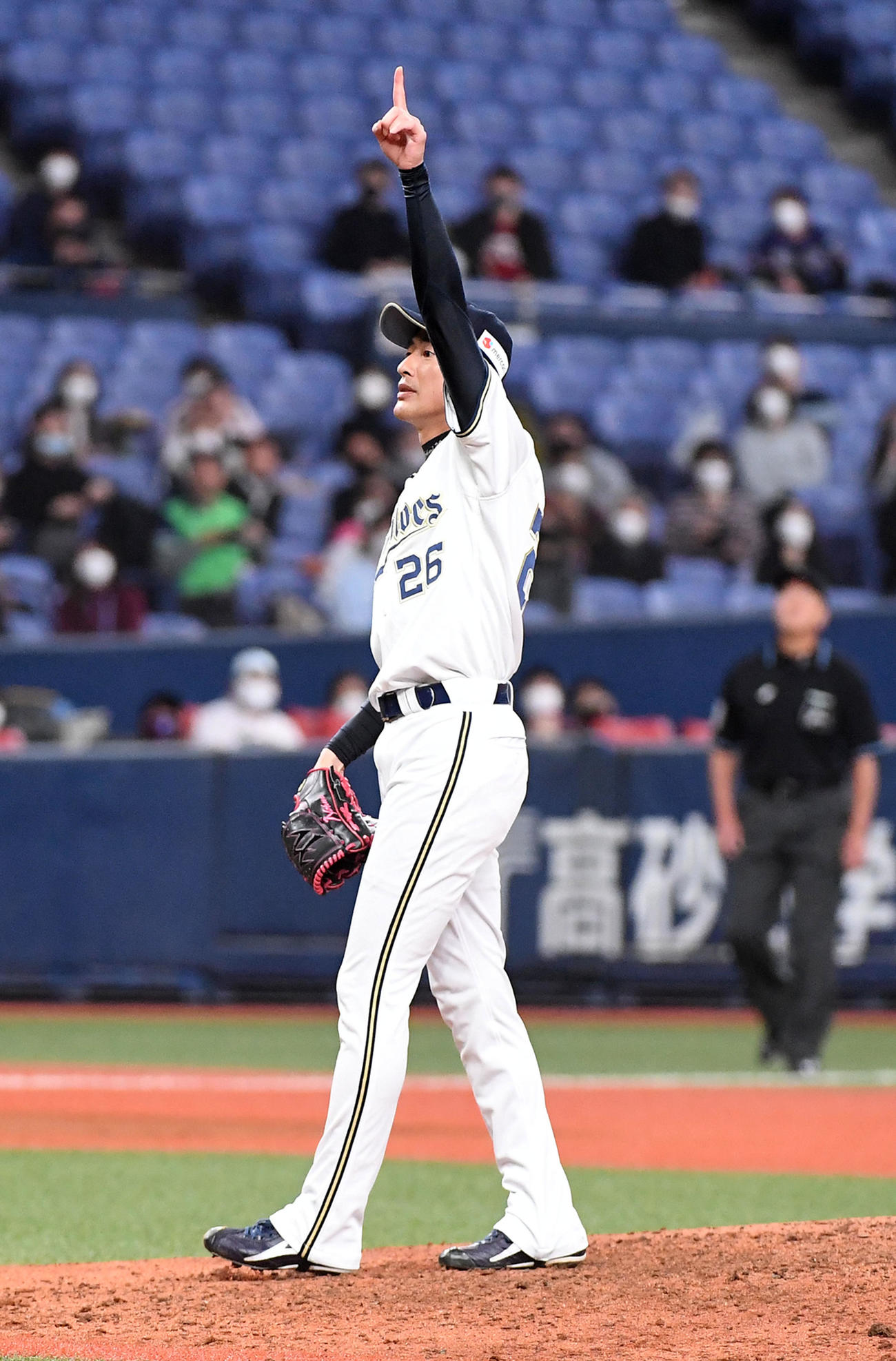 オリックス対ヤクルト　7回表ヤクルト1死、浜田の打球を指さす能見（撮影・前岡正明）