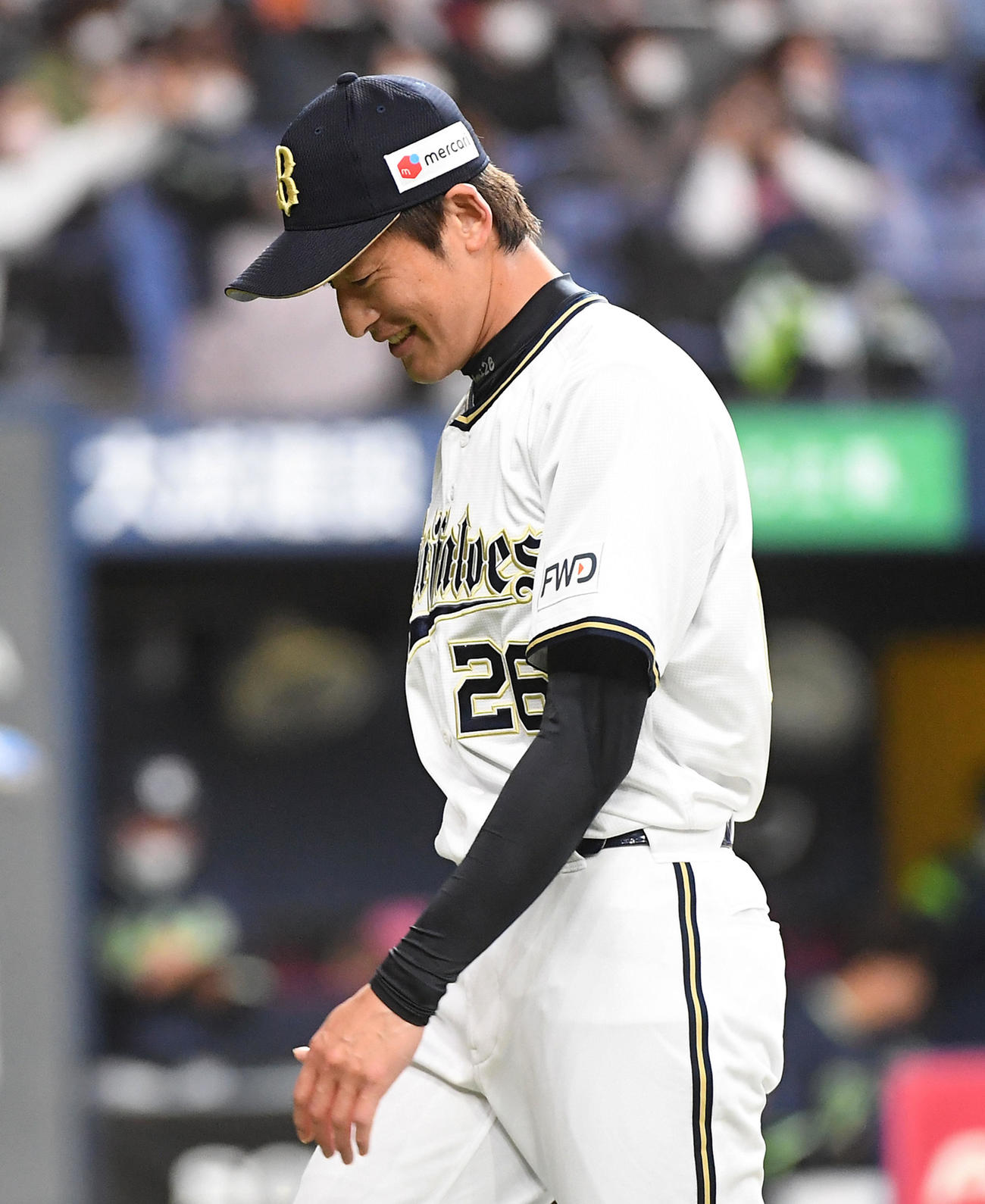 オリックス対ヤクルト　7回、笑顔でベンチに戻るオリックス能見（撮影・前岡正明）