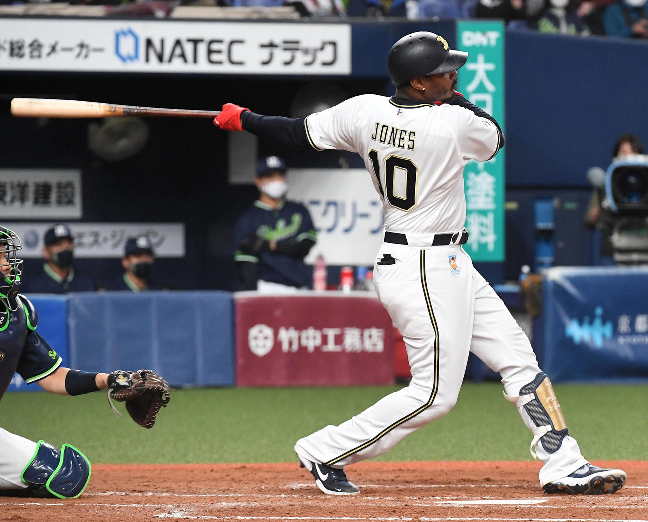 オリックス対ヤクルト　2回裏オリックス2死一塁、ジョーンズは中越え適時二塁打を放つ（撮影・前岡正明）