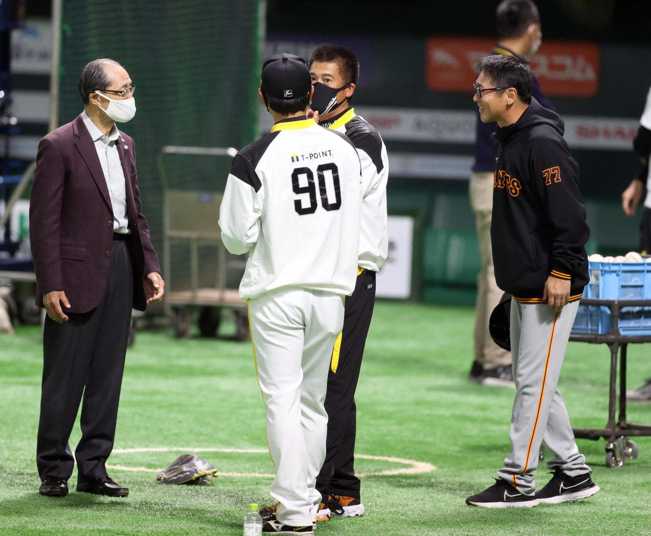 ソフトバンク対巨人　王球団会長（左）にあいさつする元木ヘッドコーチ（右）。後方は城島球団会長付特別アドバイザー（撮影・狩俣裕三）
