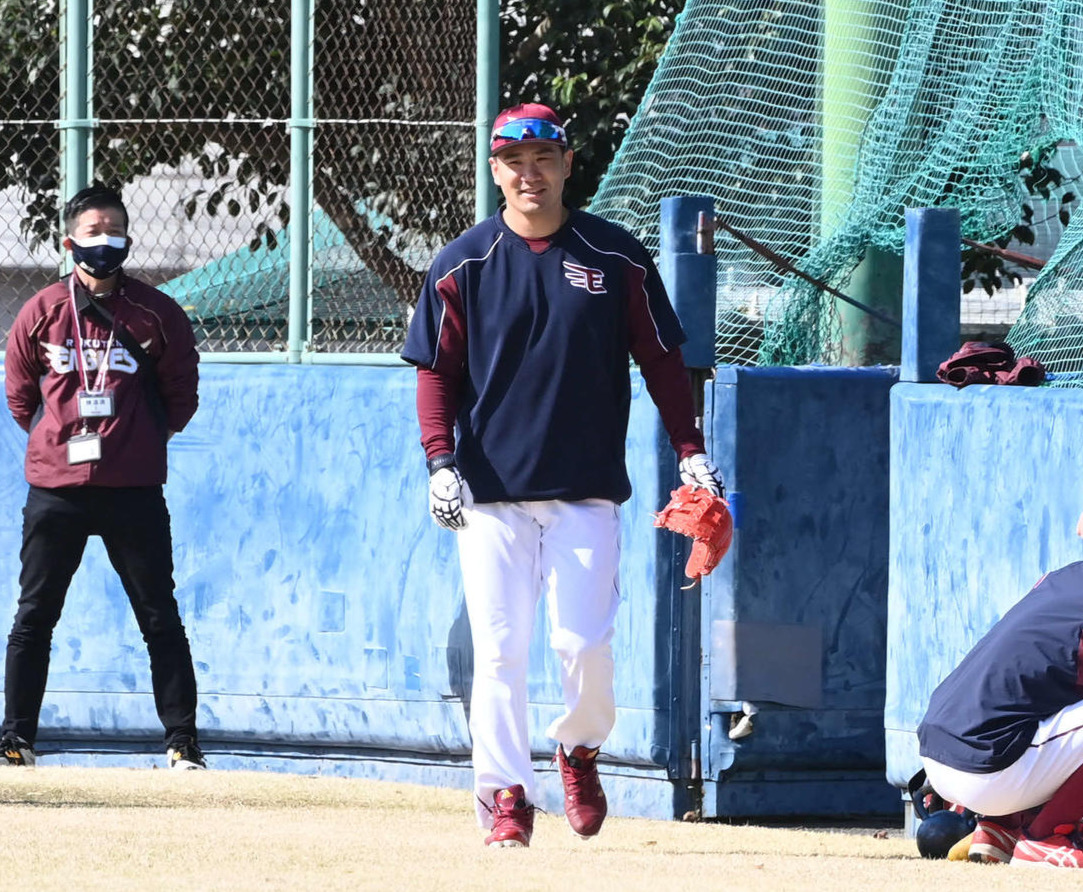 笑顔で練習場に姿を見せる楽天田中将（撮影・山崎安昭）