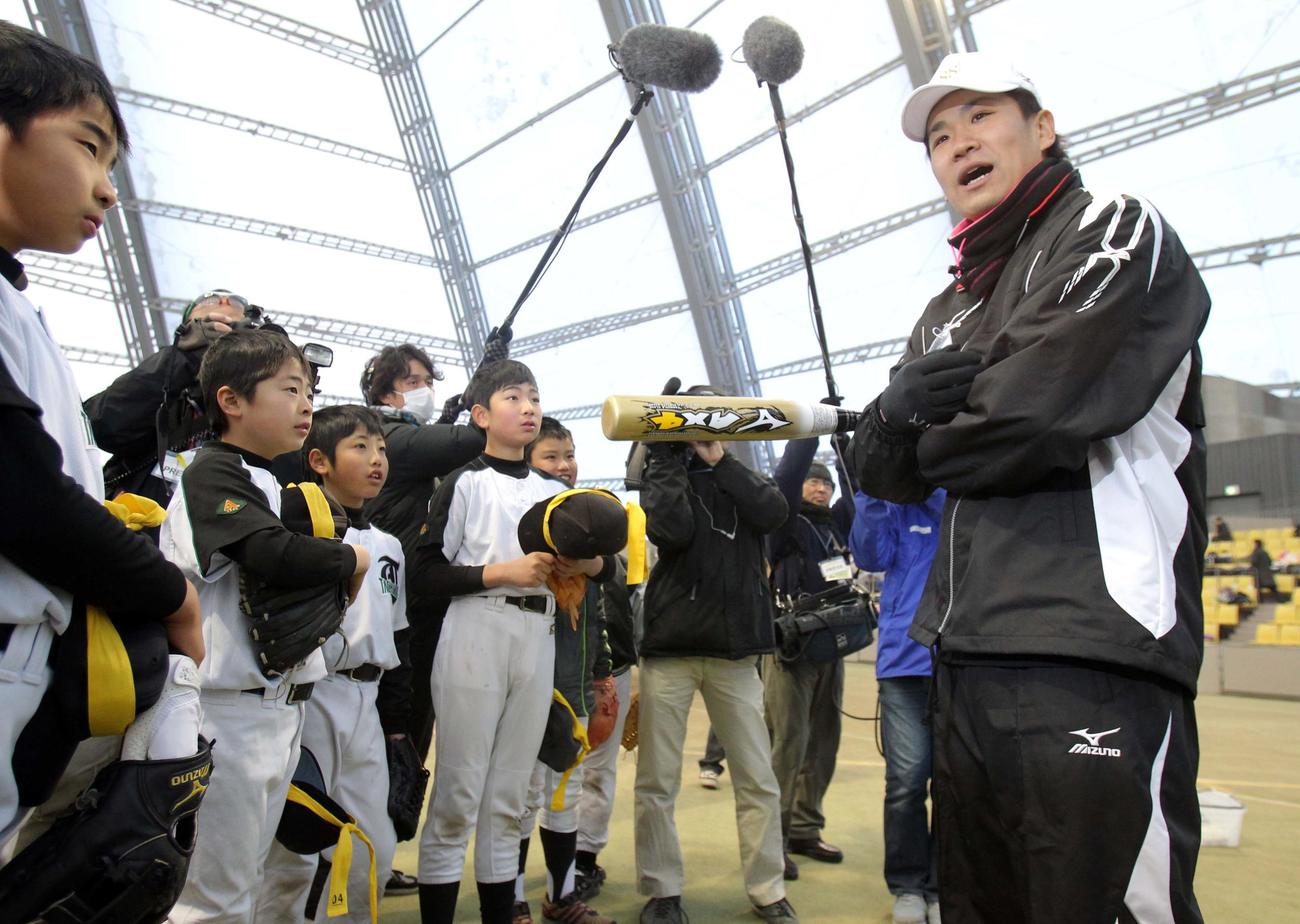 13年1月、88年会のプロジェクトで野球少年に指導