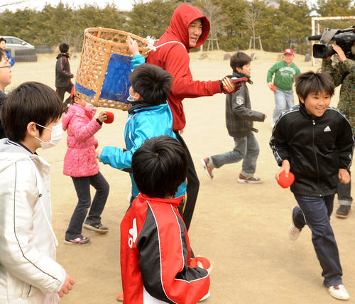 12年3月、楽天の復興支援活動で、玉入れのかごを背負った楽天田中将は子どもたちから逃げ回る