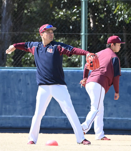 イメトレしながらキャッチボールをする楽天田中将（左）（撮影・山崎安昭）