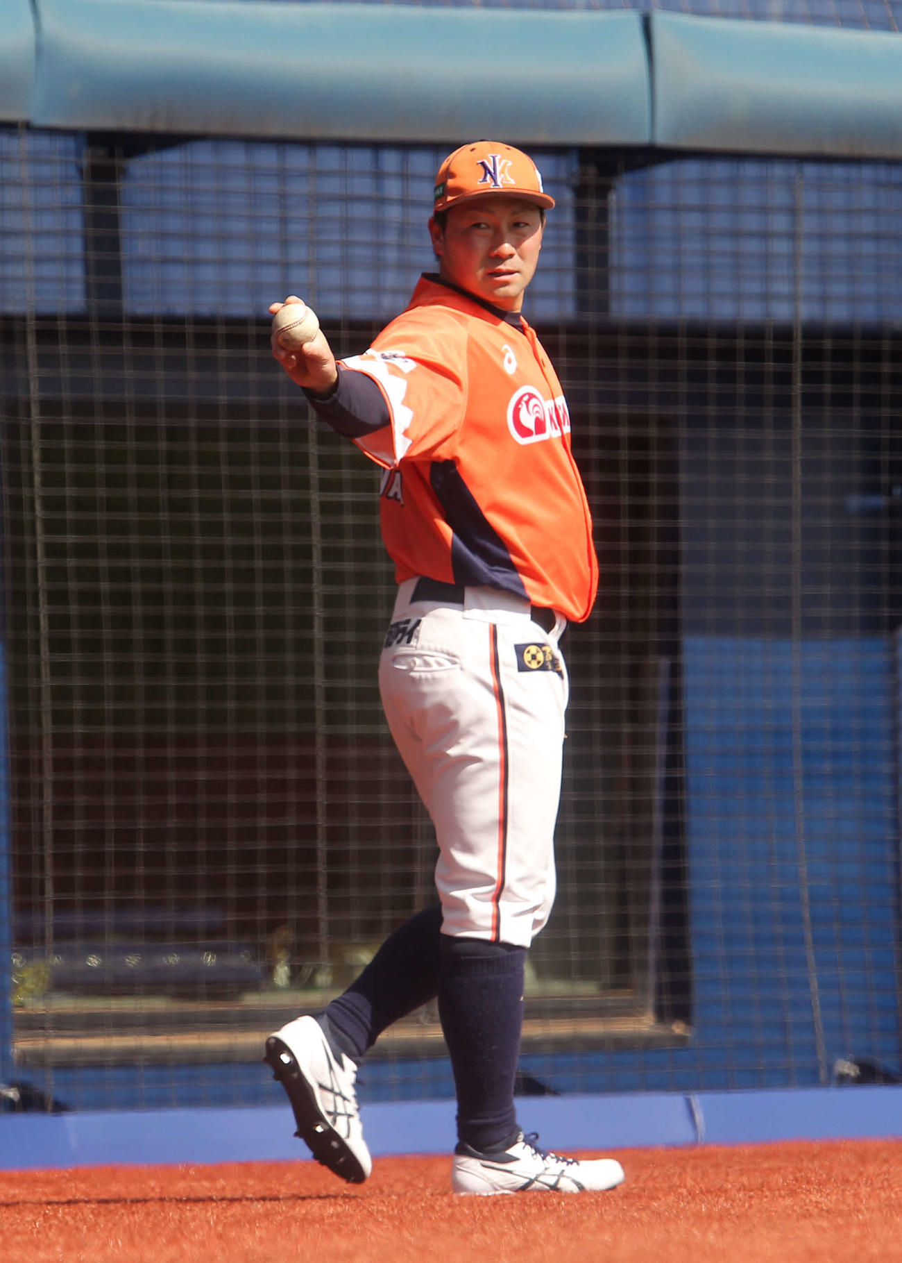 キャッチボールする稲葉内野手兼野手コーチ