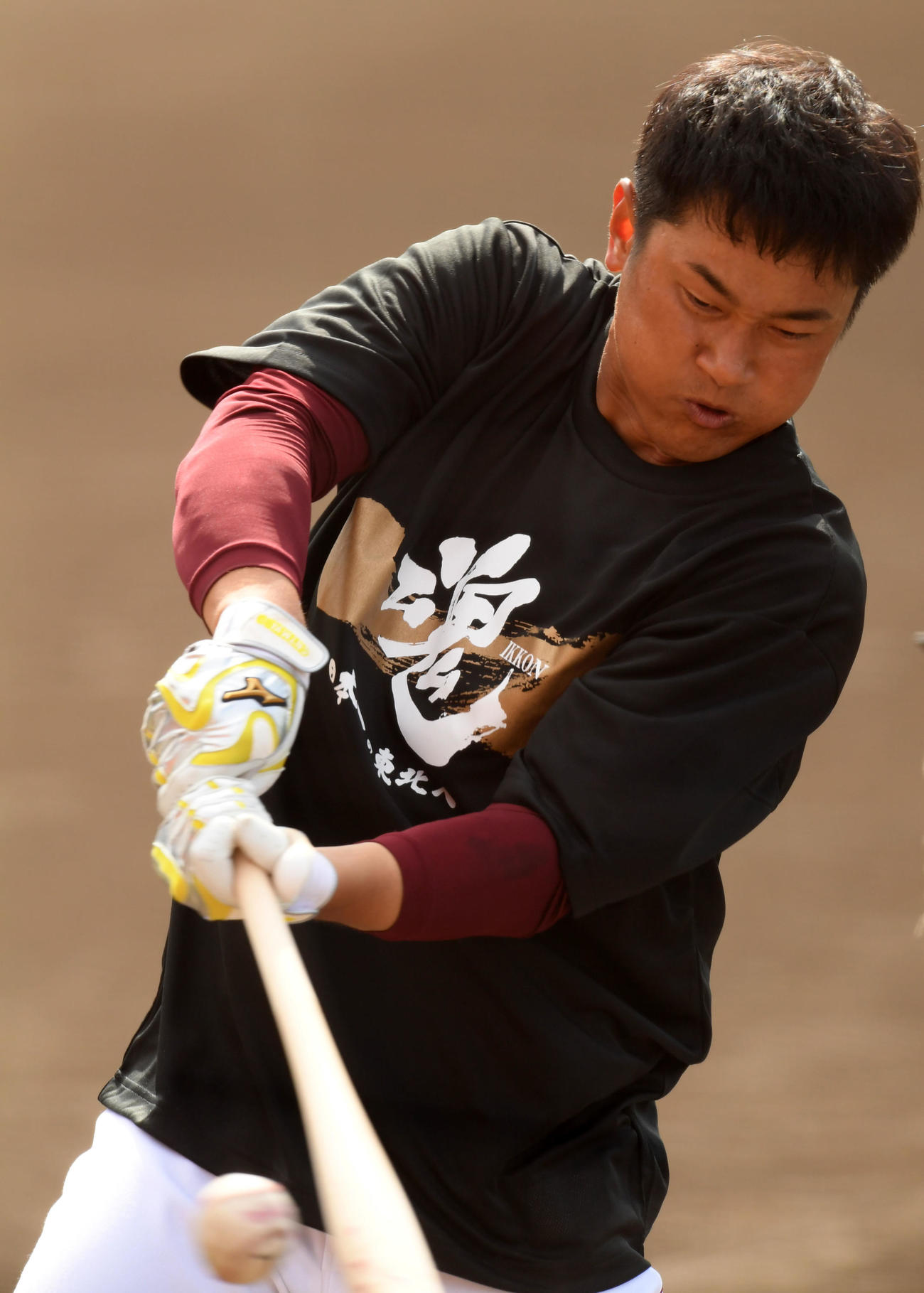 楽天対ロッテ　チャリティーTシャツを着て練習する楽天銀次（撮影・横山健太）