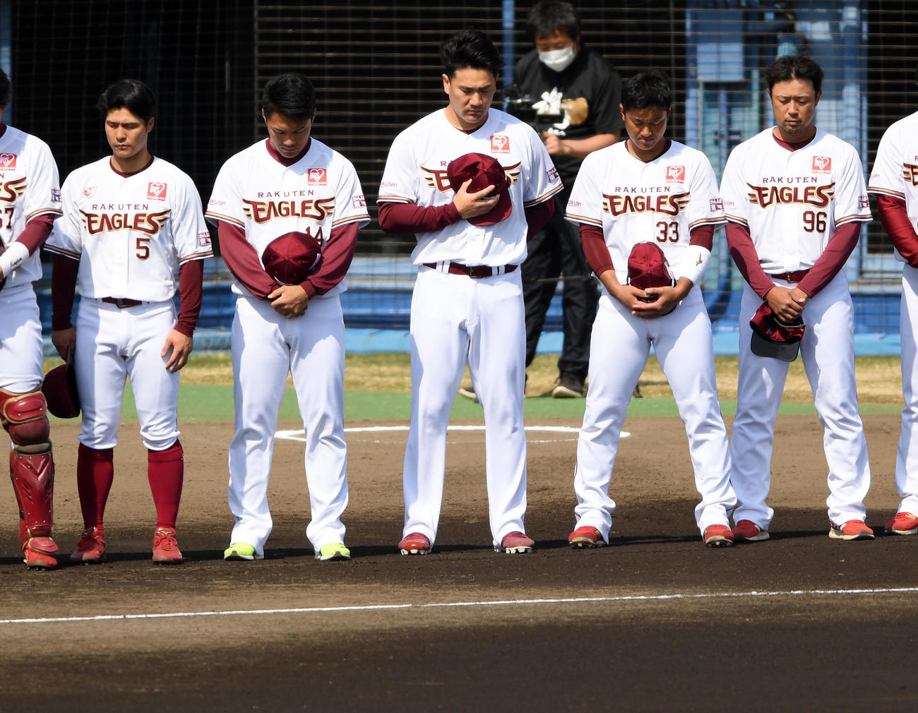 楽天対ロッテ　試合前、黙とうする田中将（中央）ら楽天ナイン（撮影・横山健太）