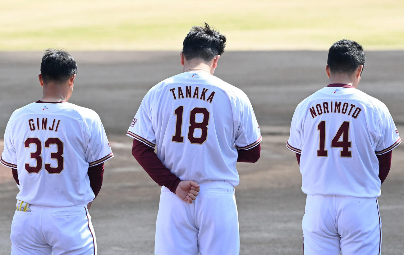 楽天対ロッテ　試合前、楽天田中将（中央）ら両チームの選手が黙とうをする（撮影・山崎安昭）
