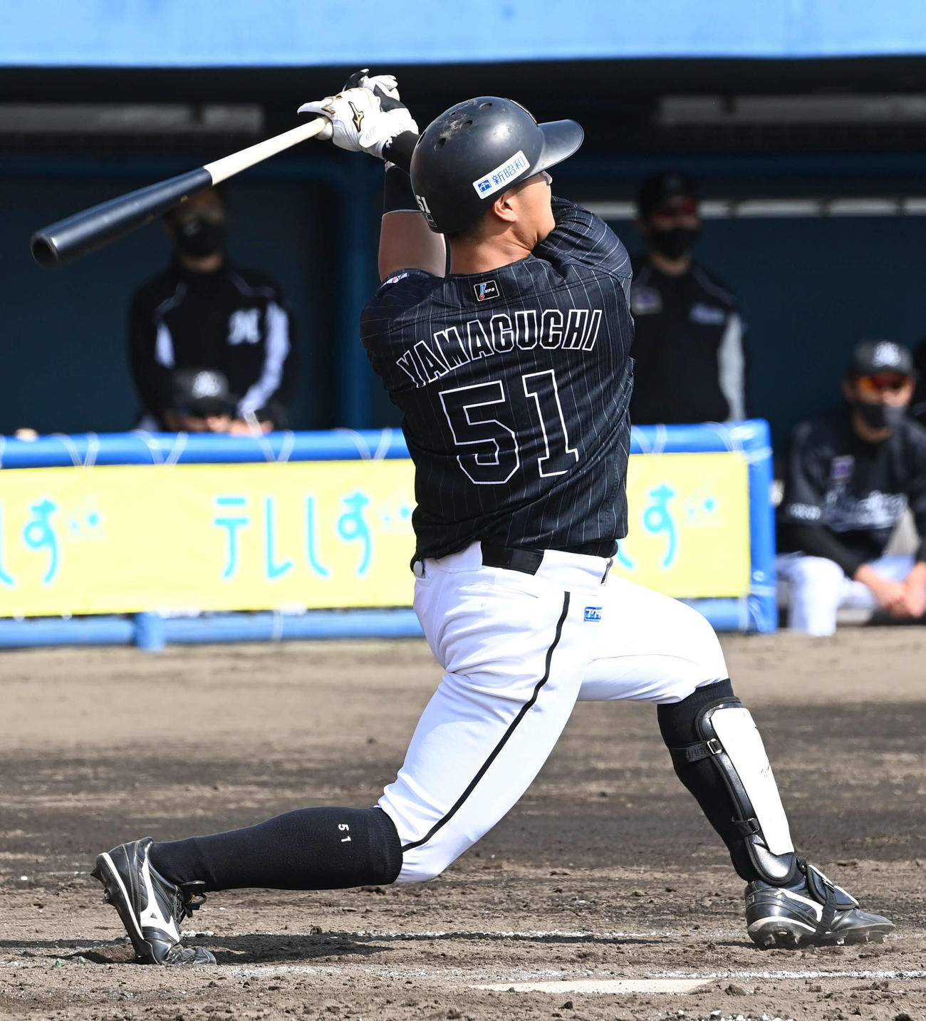 楽天対ロッテ　3回表ロッテ2死一、二塁、山口航輝は左越え3点本塁打を放つ（撮影・山崎安昭）