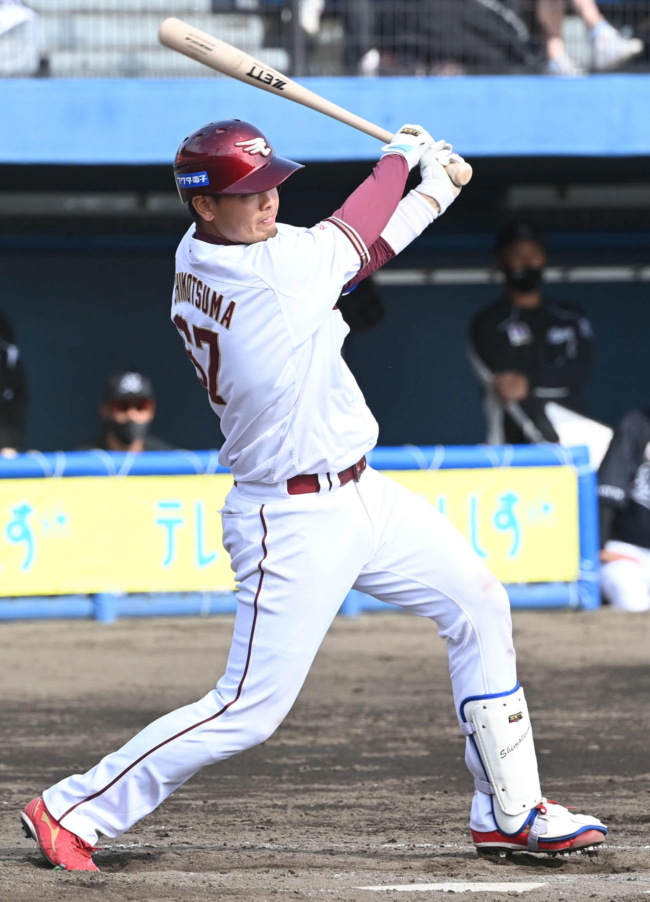 楽天対ロッテ　5回裏楽天2死一塁、下妻は右翼へ適時二塁打を放つ（撮影・山崎安昭）