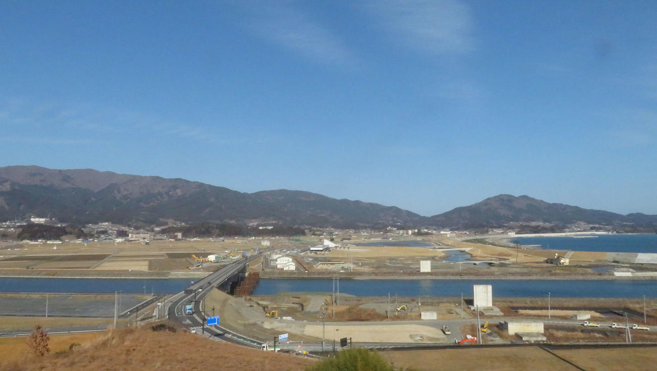 高台から眺める10年目の陸前高田市街地（撮影・金子真仁）