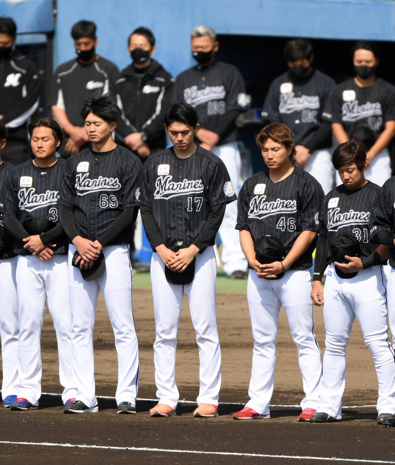 楽天対ロッテ　試合前、黙とうする佐々木朗（中央）らロッテナイン（撮影・横山健太）