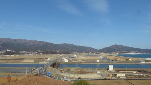 高台から眺める10年目の陸前高田市街地(撮影・金子真仁)