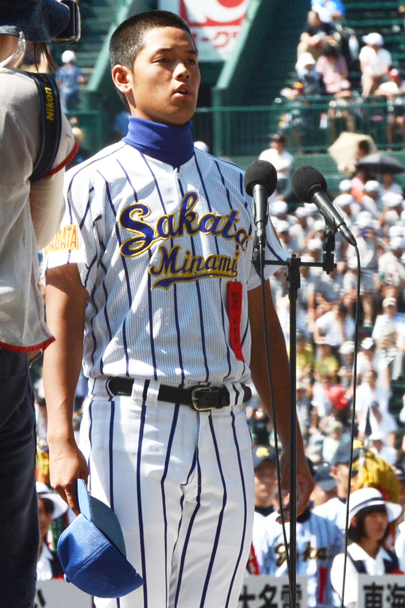12年8月、全国高校野球選手権の開会式で選手宣誓をする酒田南・下妻主将