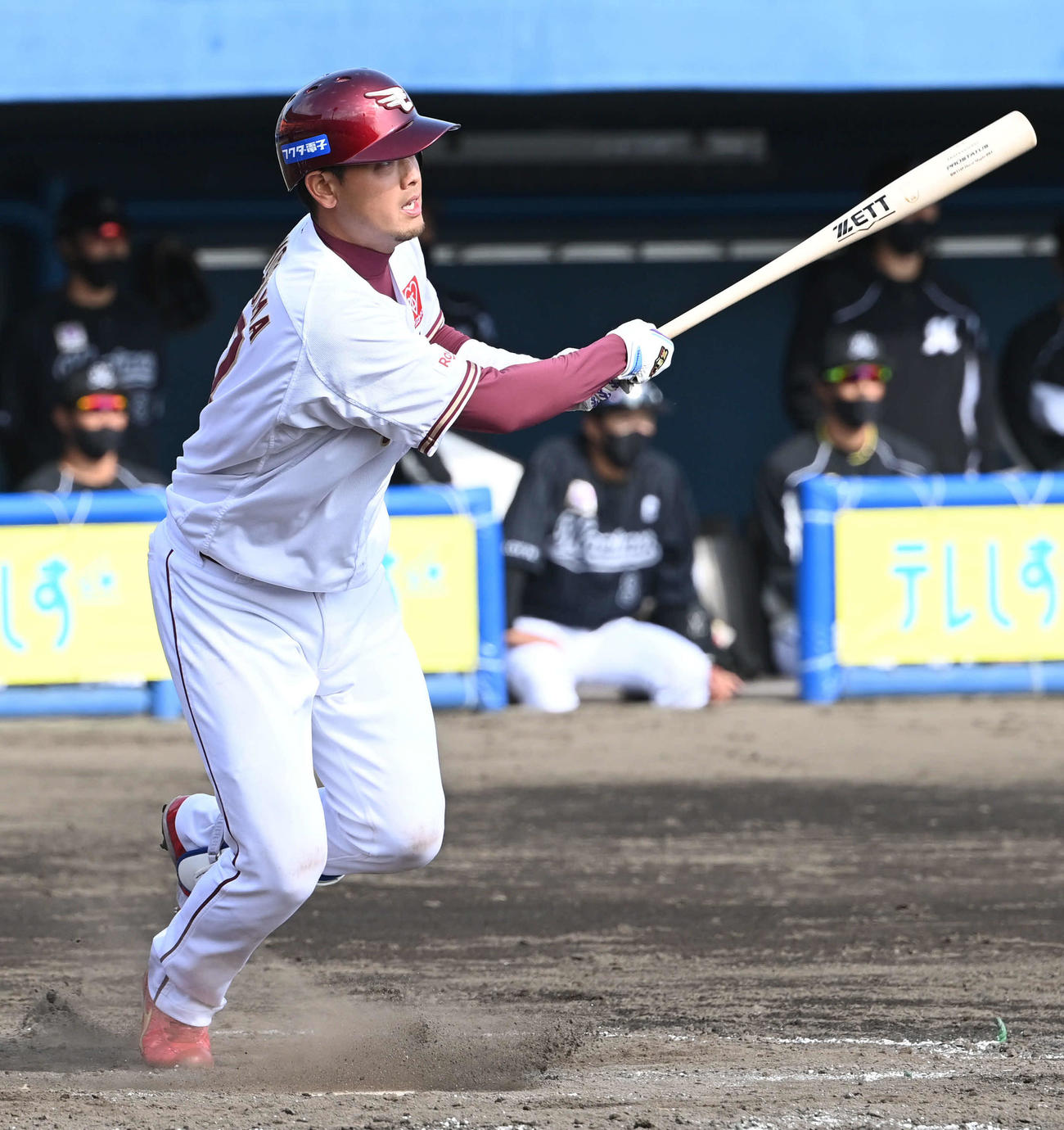 楽天対ロッテ　5回裏楽天2死一塁、右翼へ適時二塁打を放つ下妻（撮影・山崎安昭）