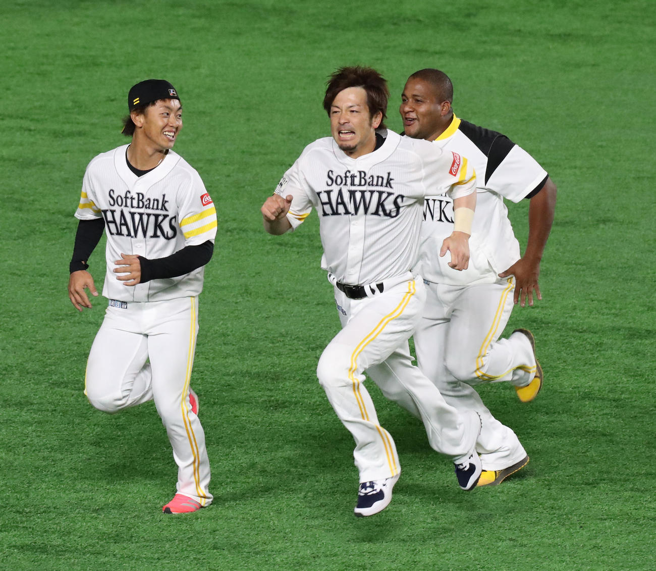 ダッシュをする今宮健太とデスパイネと松田宣浩（撮影・屋方直哉）
