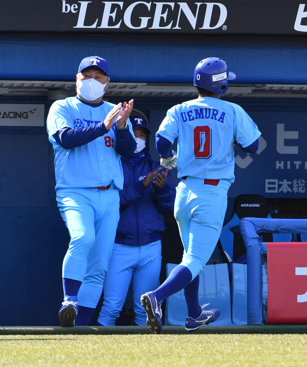 TDK対三菱自動車岡崎　8回表TDK1死一、三塁、冨木の左犠飛で三塁走者植村が生還し佐藤監督（左）の出迎えを受ける（撮影・柴田隆二）