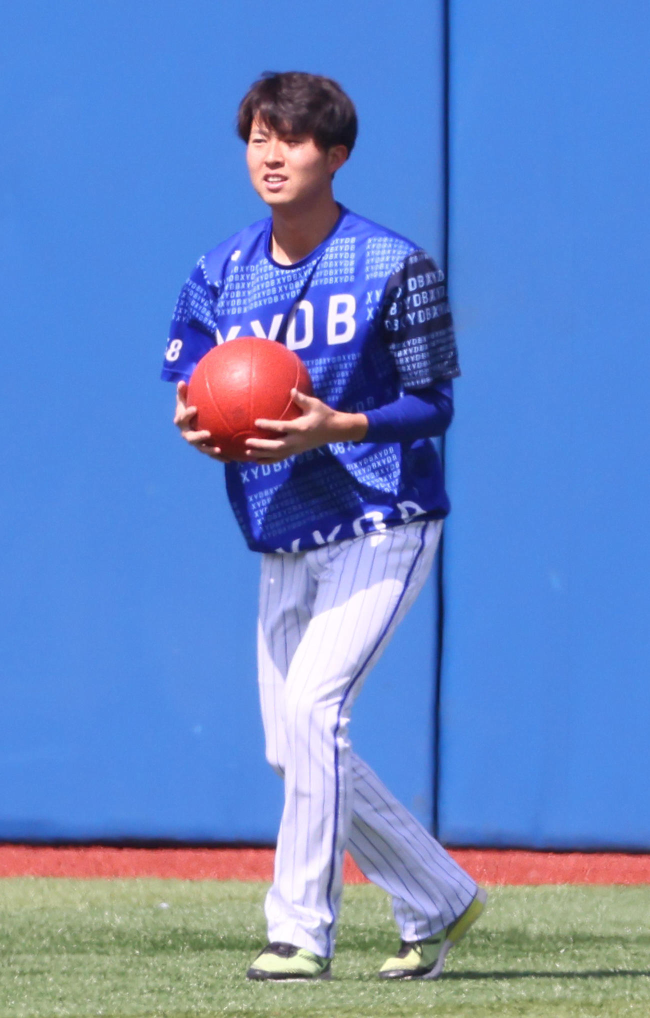 練習中、笑顔を見せるDeNA京山（撮影・足立雅史）