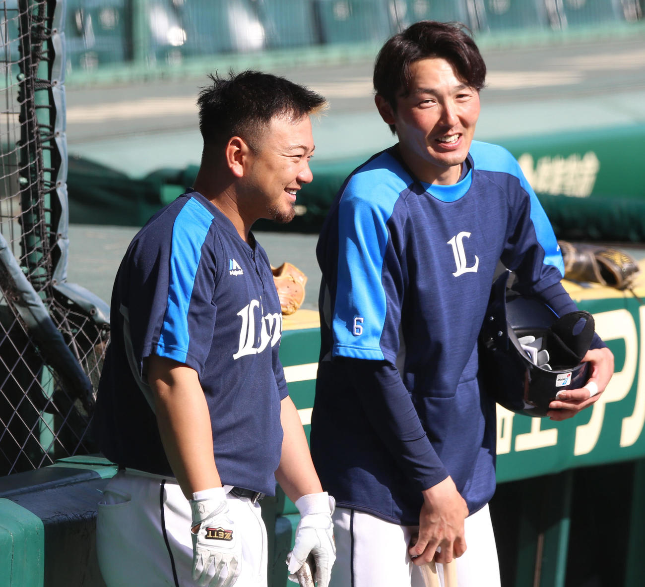 守備練習で笑顔を見せる森（左）と源田（撮影・上山淳一）