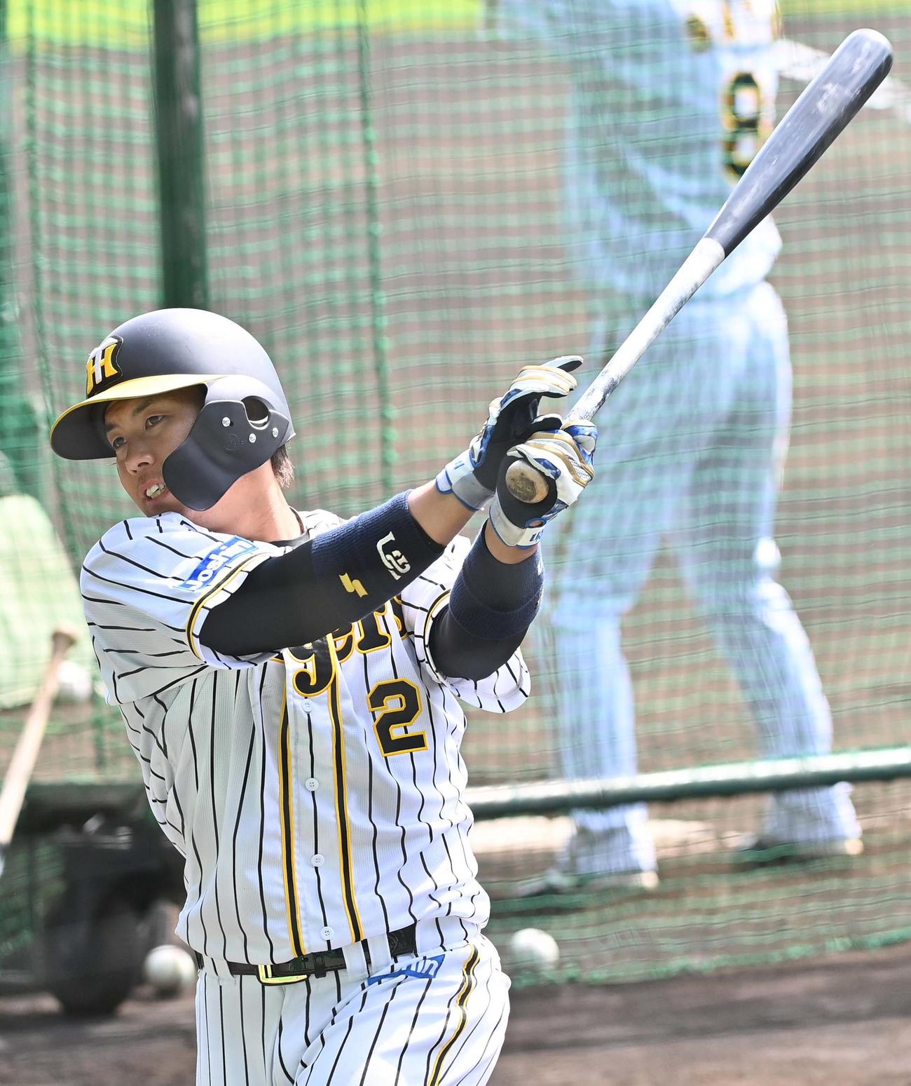 打撃練習をする梅野隆太郎（撮影・上田博志）