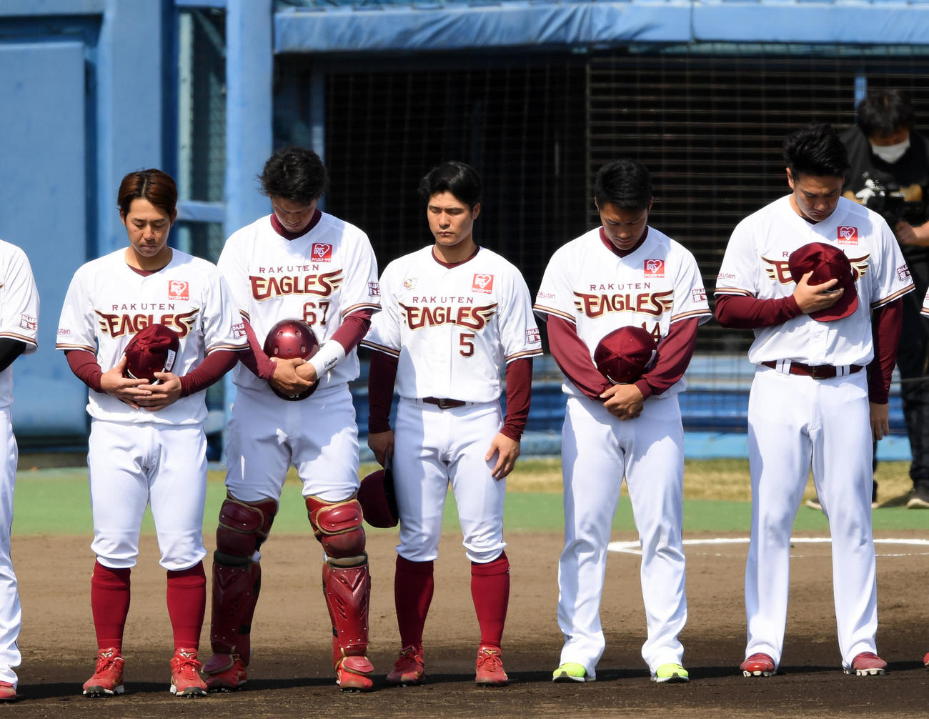 ロッテ戦前、黙とうする楽天下妻（左から2人目）。左から鈴木、1人おいて茂木、則本昂、田中将（撮影・横山健太）