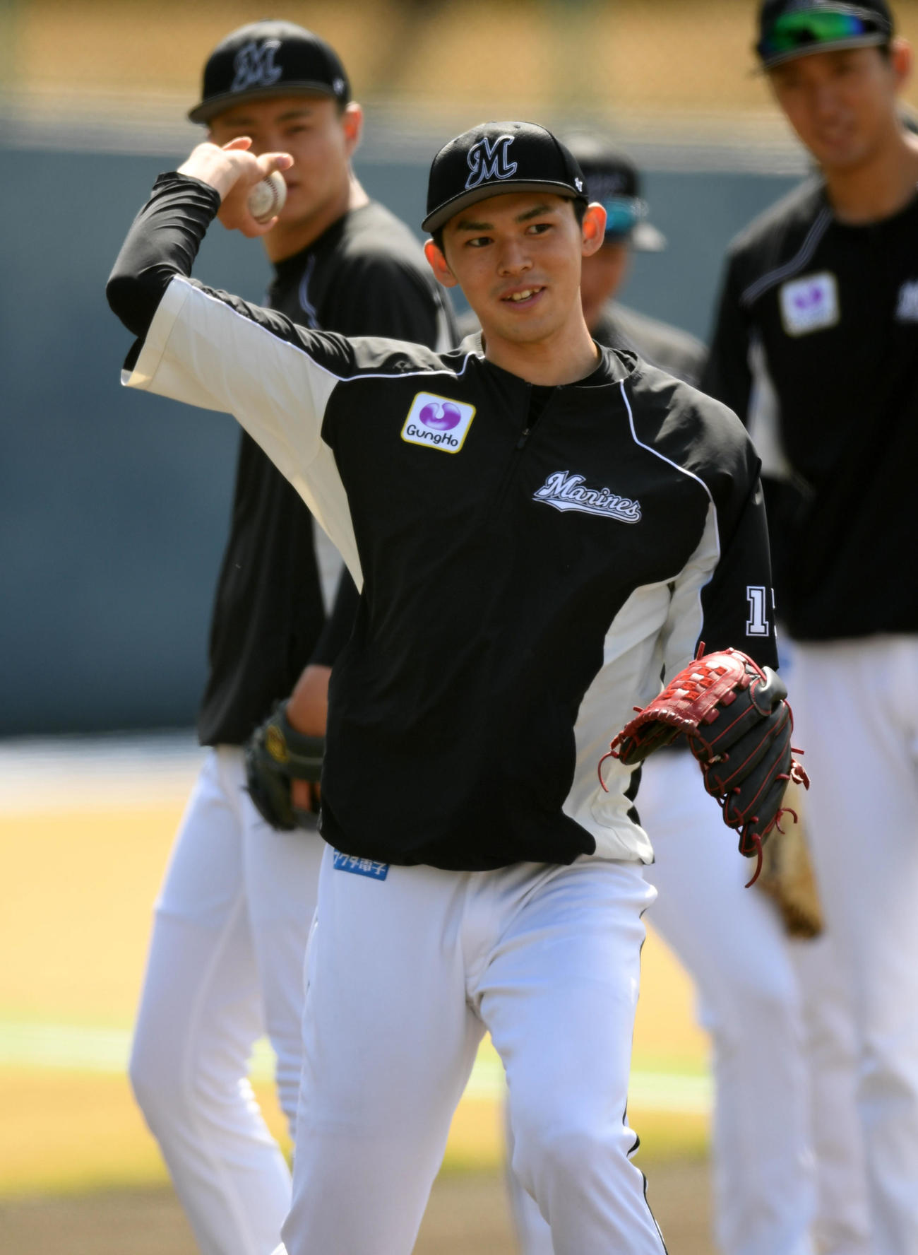 ノックで笑顔を見せるロッテ佐々木朗希（2021年3月11日撮影）