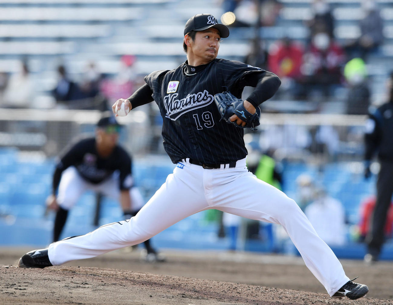 楽天対ロッテ　7回裏から登板したロッテ唐川（撮影・横山健太）