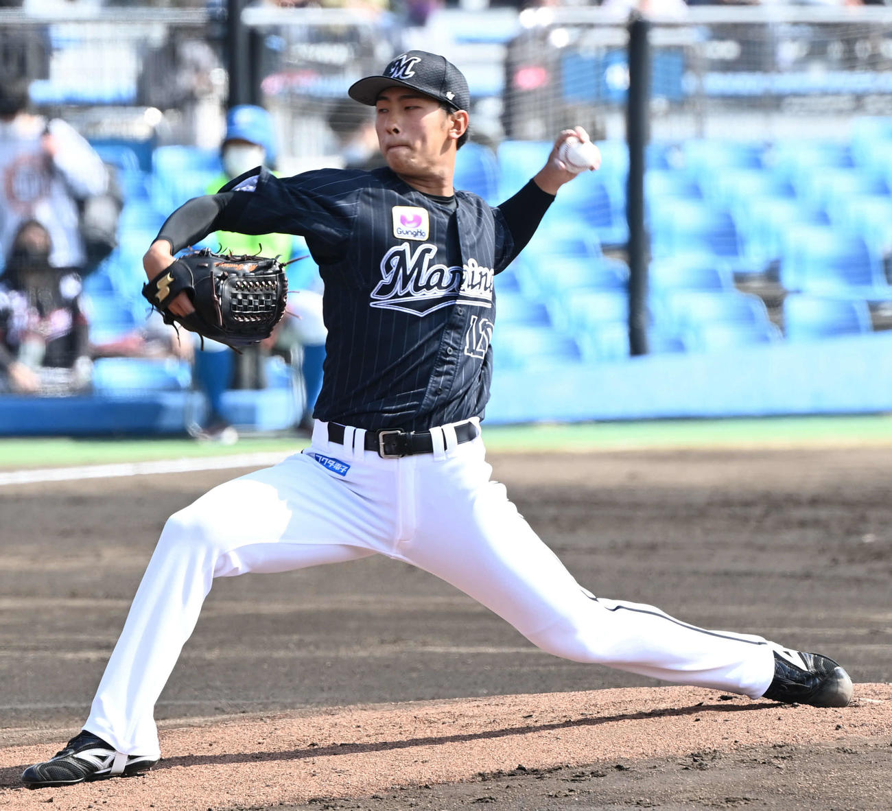 楽天対ロッテ　力投するロッテ先発の本前（撮影・山崎安昭）