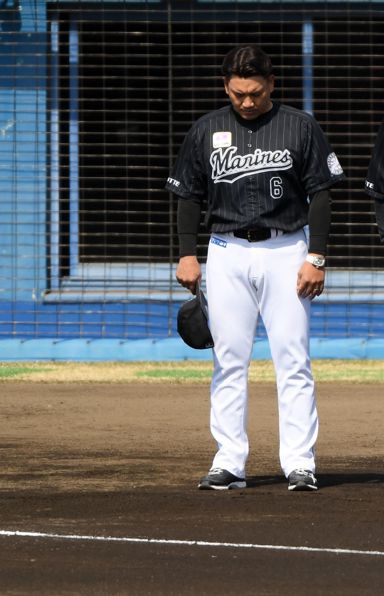 楽天対ロッテ　試合前、黙とうするロッテ井口監督（撮影・横山健太）
