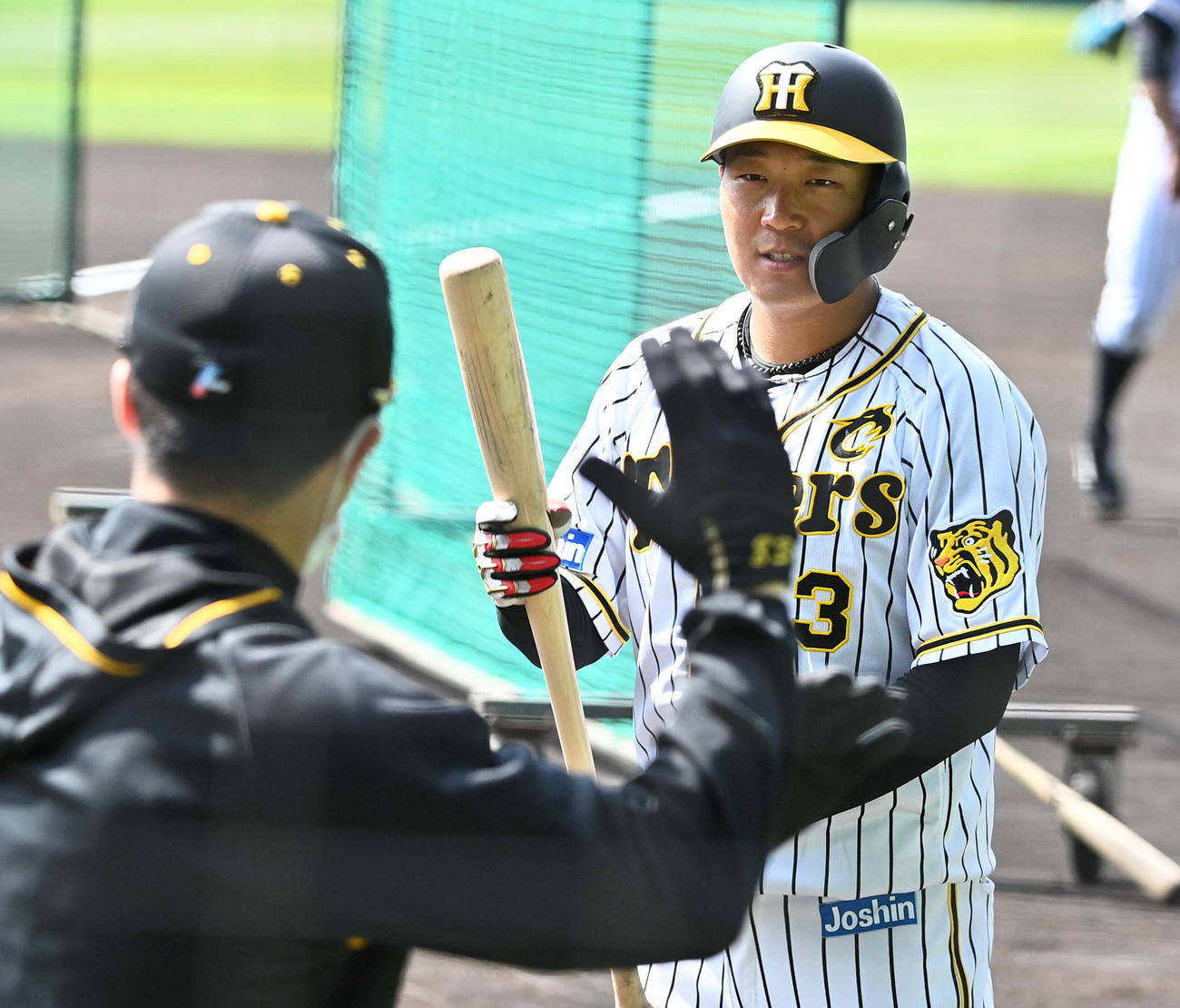 新井良太コーチの打撃指導を受ける大山悠輔（撮影・上田博志）