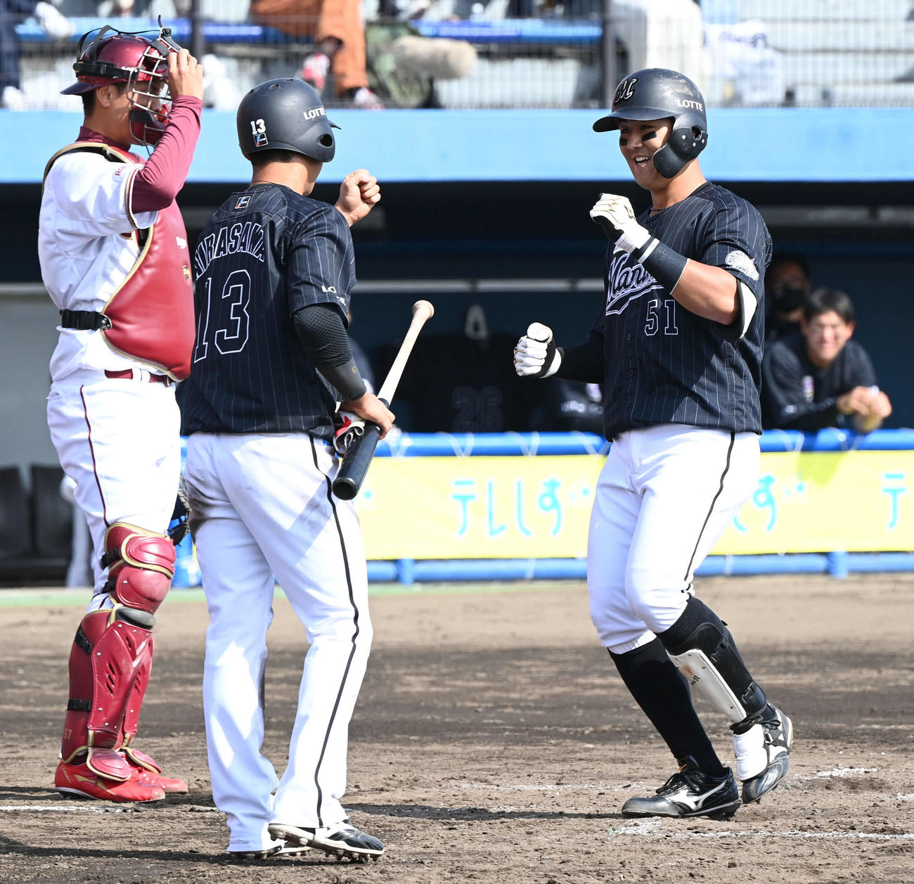楽天対ロッテ　3回表ロッテ2死一、二塁、3点本塁打を放った山口（右）は平沢とエアタッチ。捕手下妻（撮影・山崎安昭）