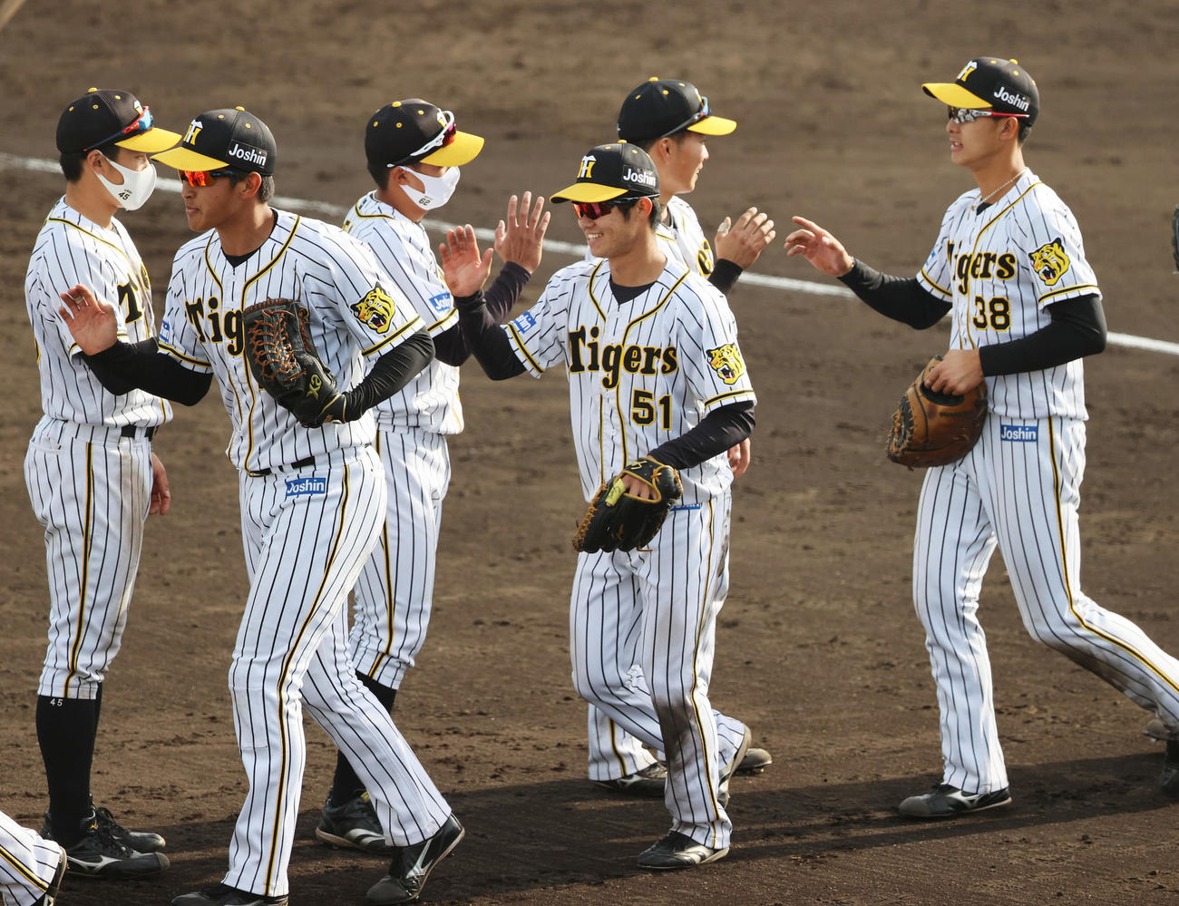 教育リーグ阪神対オリックス　快勝しタッチを交わす中野らナイン（代表撮影）