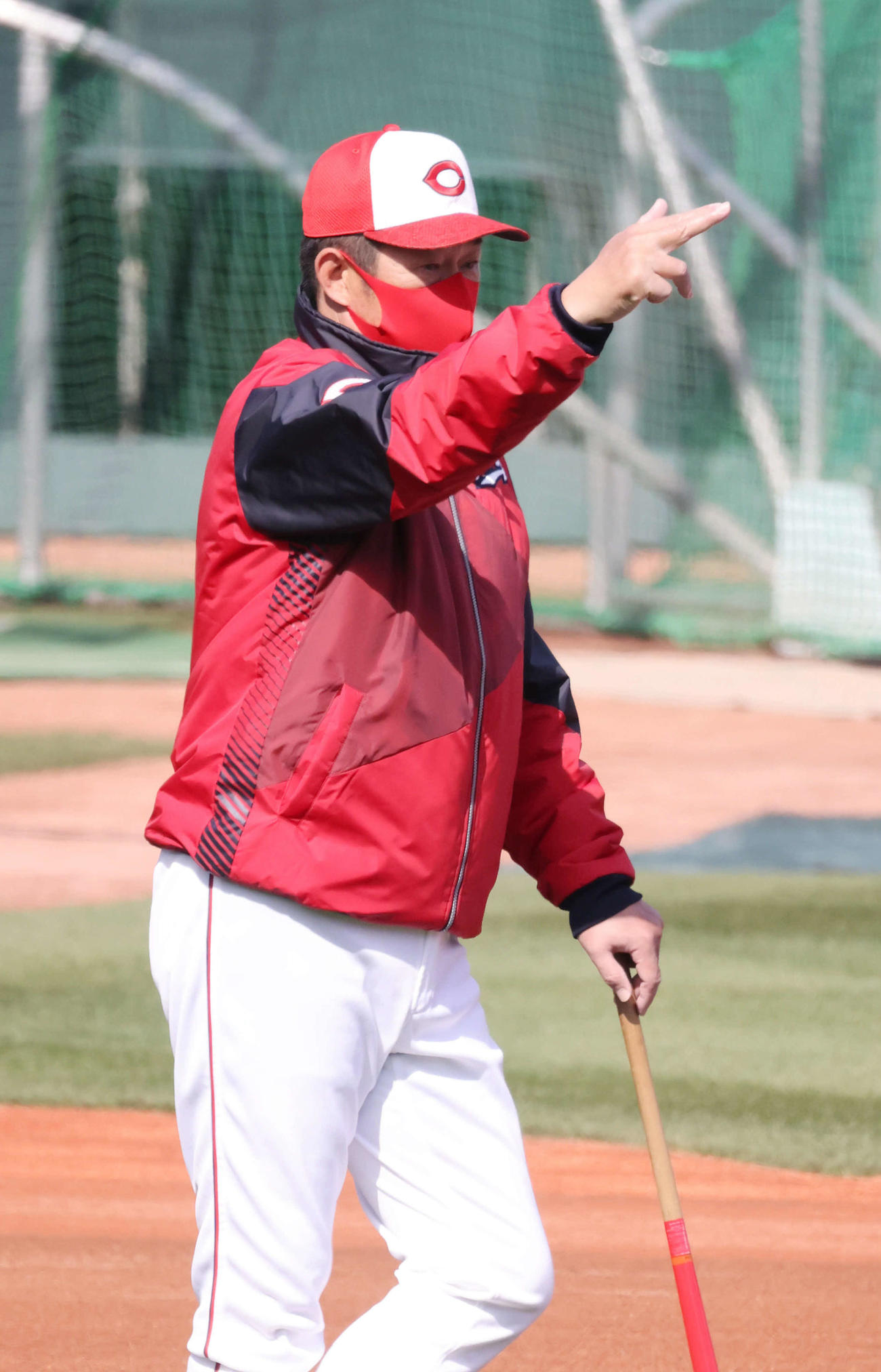 プロ野球広島練習　練習を見守る佐々岡監督（撮影・加藤孝規）