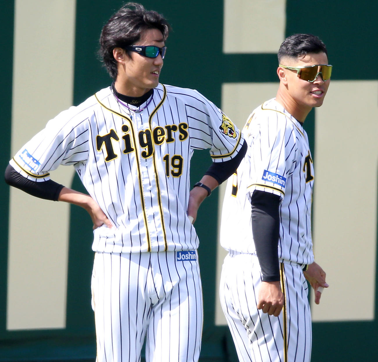 リラックスした表情の藤浪（左）と佐藤輝（撮影・上山淳一）