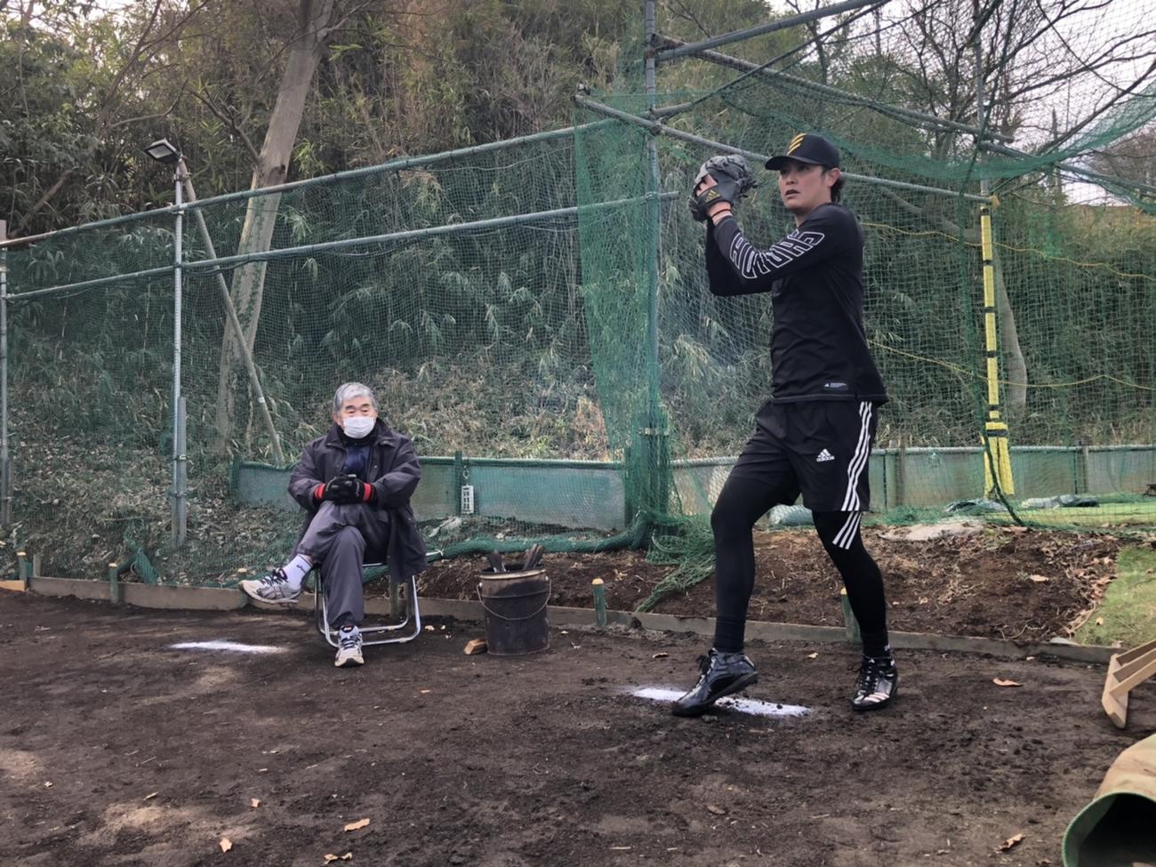 元巨人投手コーチの小谷正勝氏が見つめる中、投球練習する宮国（2021年2月1日）