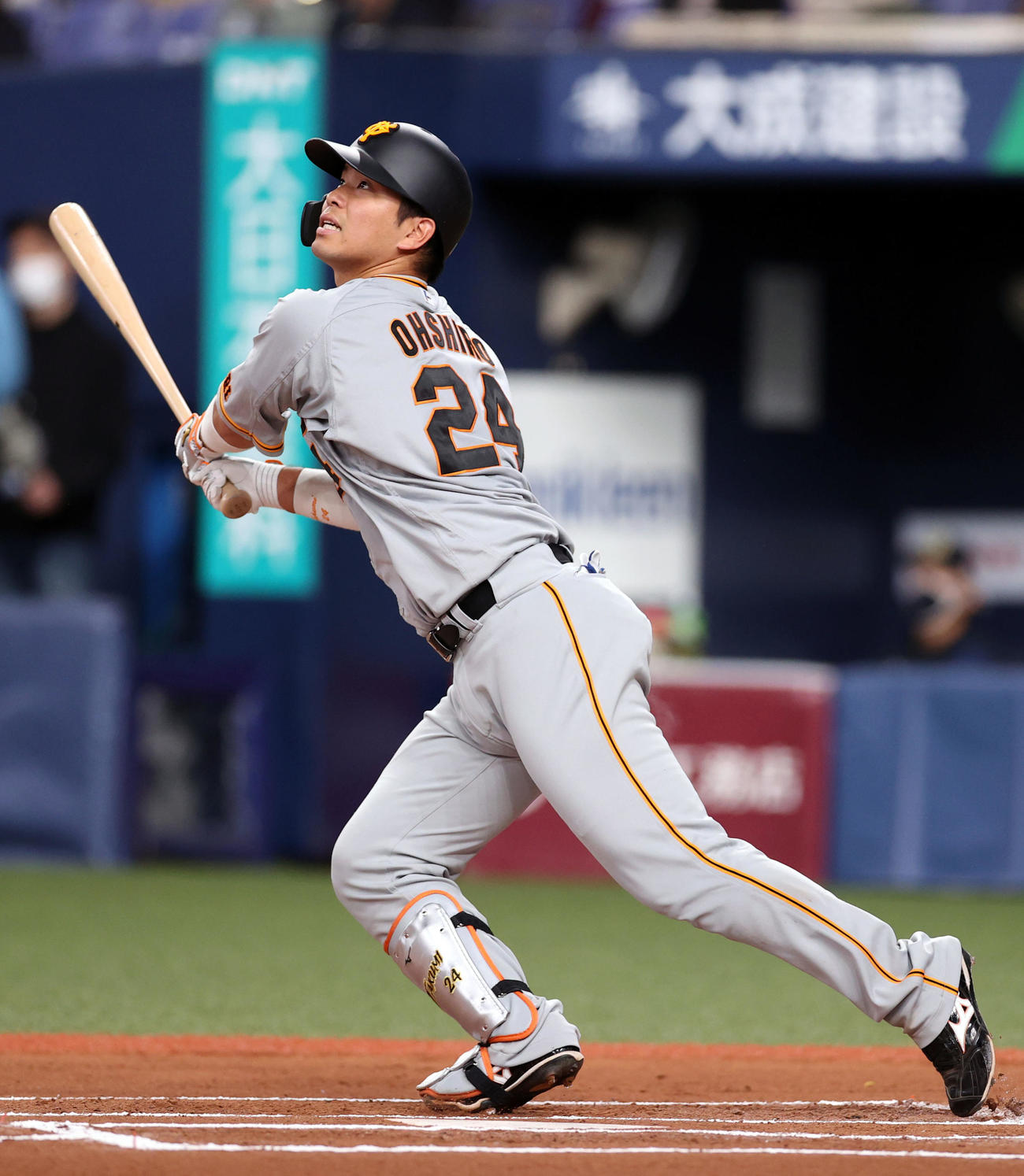 オリックス対巨人　6回表巨人無死、先制ソロ本塁打を放つ大城（撮影・狩俣裕三）