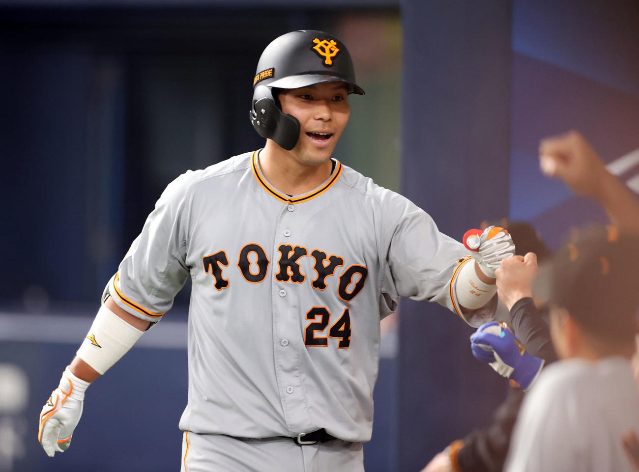 オリックス対巨人　6回表巨人無死、先制ソロ本塁打を放ち、ベンチに迎えられる大城（撮影・狩俣裕三）