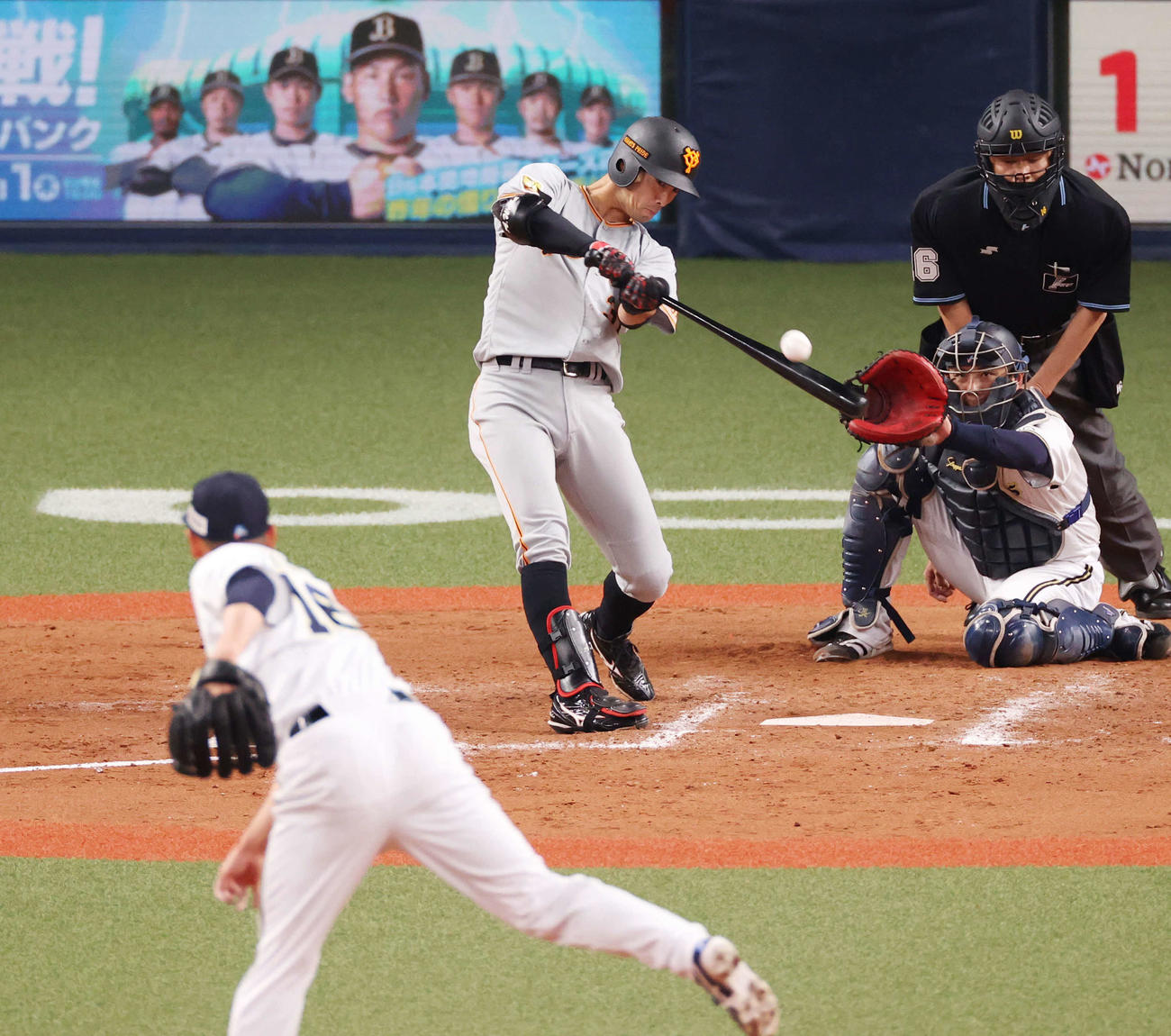 オリックス対巨人　9回表巨人2死一、二塁、右中間へ2点適時二塁打を放つ若林（撮影・清水貴仁）