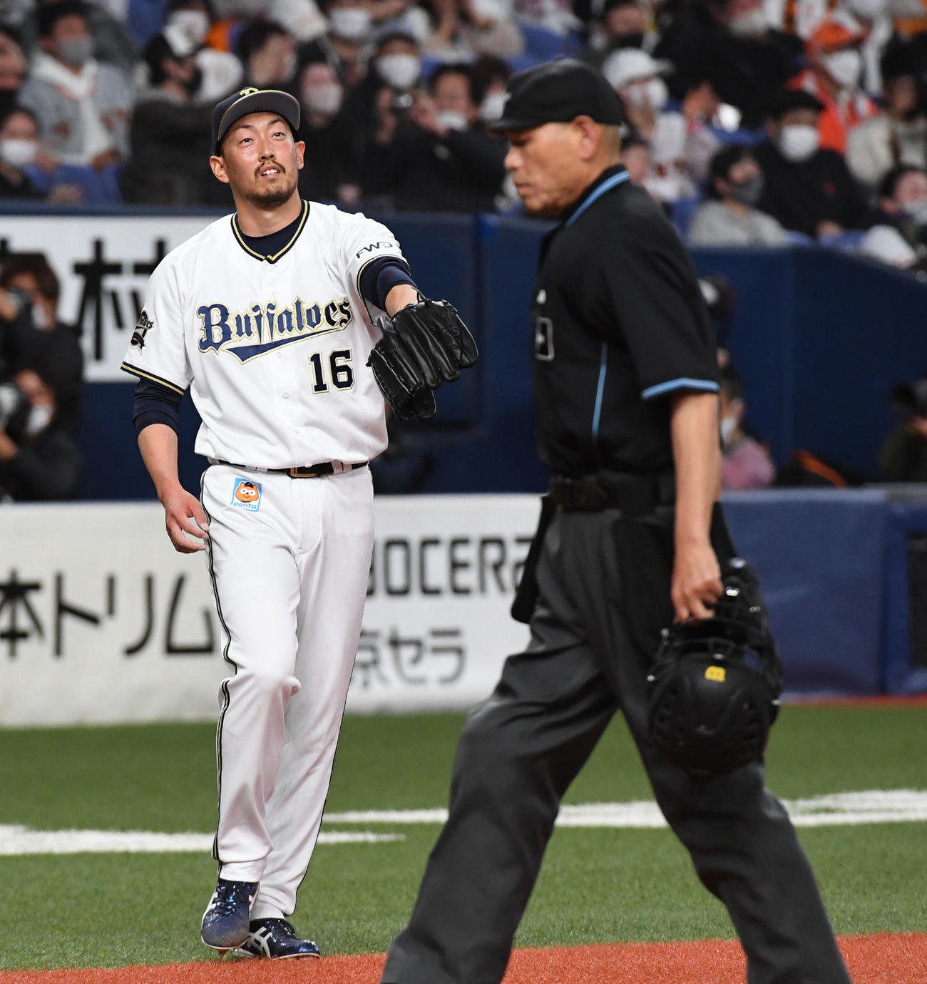 オリックス対巨人　9回表巨人2死一、二塁、若林に中越え適時2点二塁打を打たれがっくりする平野佳（撮影・前岡正明）