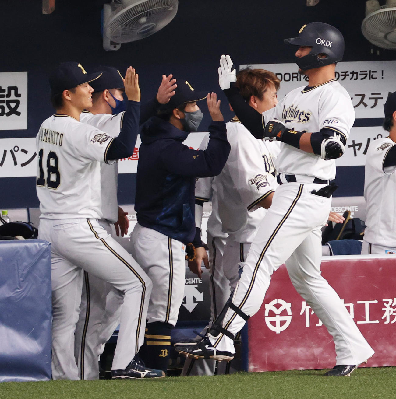 オリックス対巨人　8回裏オリックス2死二塁、左越え逆転2点本塁打を放った頓宮裕真（右）と出迎える山本由伸（撮影・清水貴仁）
