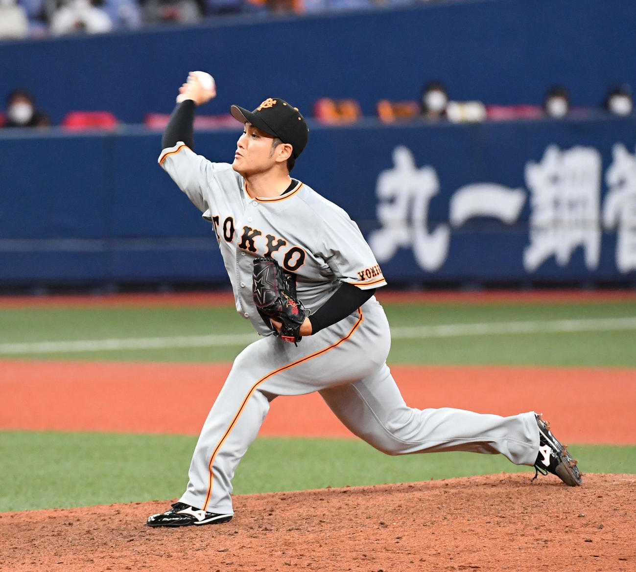 オリックス対巨人　巨人4番手の鍵谷（撮影・前岡正明）