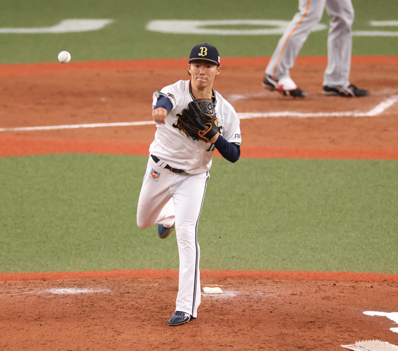 オリックス対巨人　8回表巨人1死二塁、二塁走者増田大輝をけん制アウトにする山本由伸（撮影・清水貴仁）