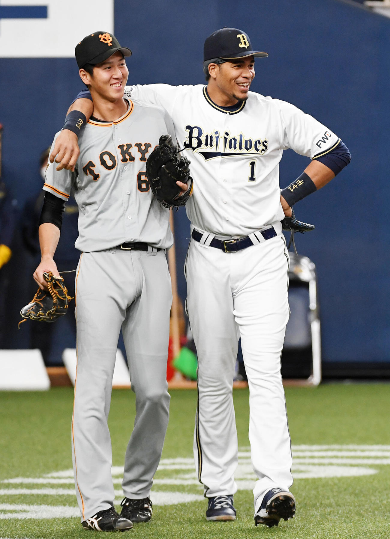 オリックス対巨人　試合前に笑顔で話す巨人秋広（左）とオリックスのモヤ（撮影・前岡正明）