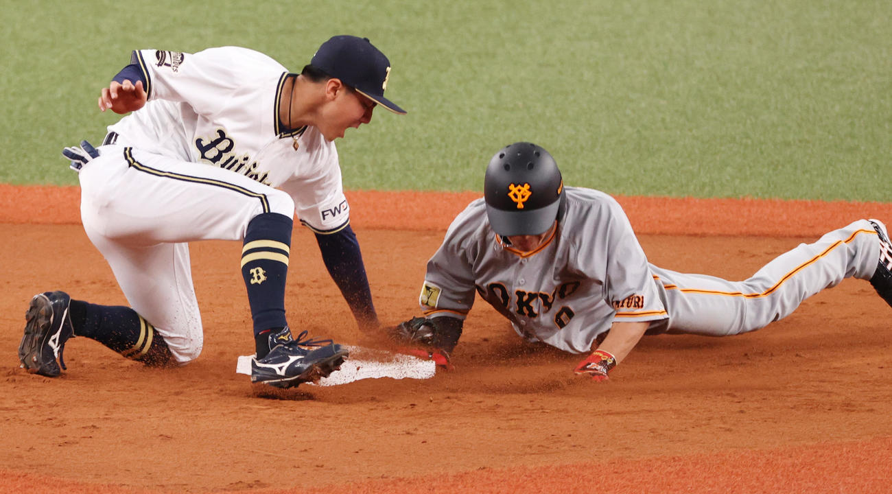 オリックス対巨人　8回表巨人1死二塁、二塁走者増田大輝をけん制アウトにする山本由伸、遊撃手宜保翔（撮影・清水貴仁）