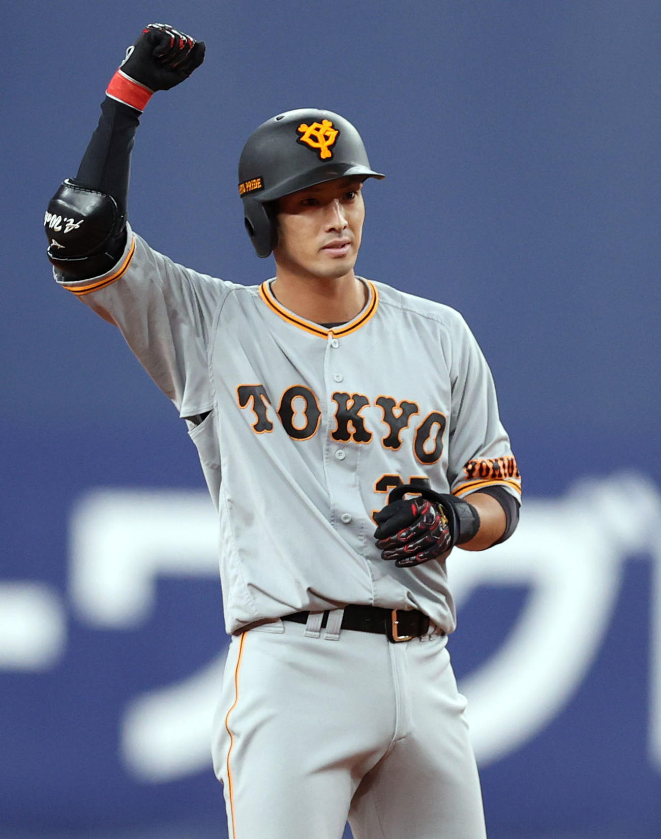 オリックス対巨人　9回表巨人2死一、二塁、2点適時二塁打を放ち、ベンチに向かってガッツポーズを決める若林（撮影・狩俣裕三）