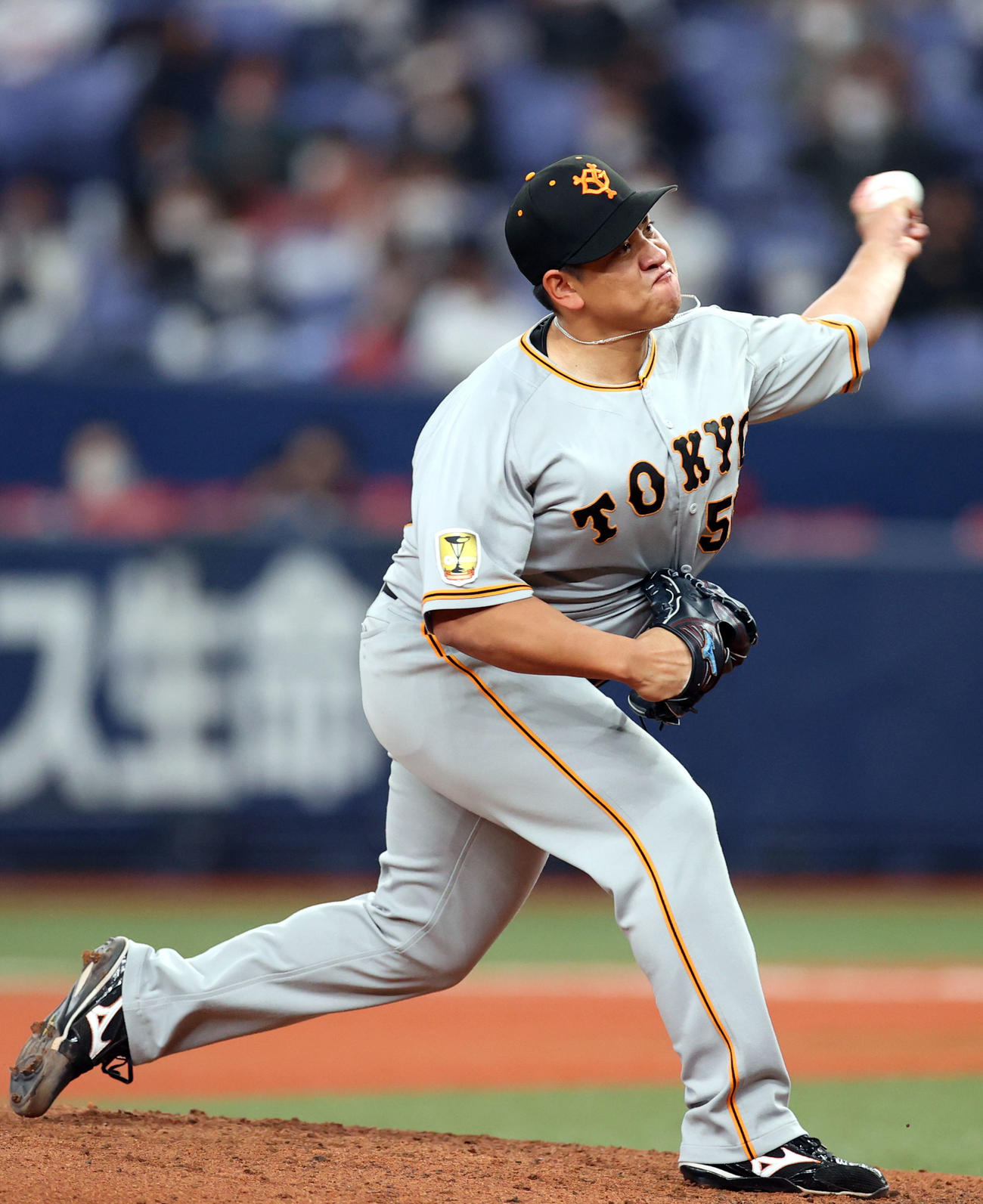 オリックス対巨人　6回裏から登板する戸根（撮影・狩俣裕三）
