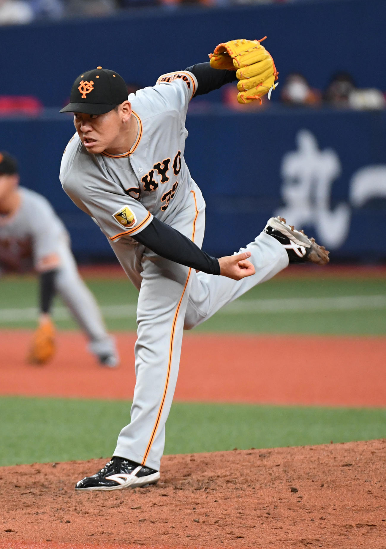 オリックス対巨人　巨人3番手の桜井（撮影・前岡正明）