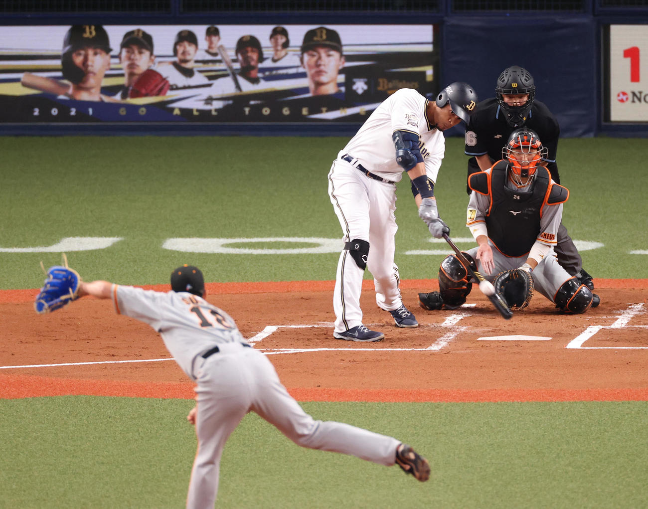 オリックス対巨人　1回裏オリックス2死一塁、右フェンス直撃の二塁打を放つスティーブン・モヤ（撮影・清水貴仁）